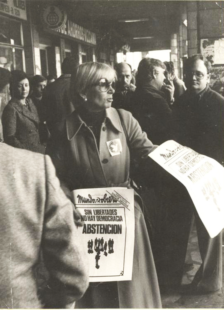 Venta de Mundo Obrero en Sestao (Vizcaya). Diciembre, 1976.